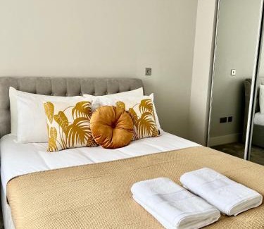 Slough Apartment | Deluxe 2 Bed 2 Bath Flat - Windsor, Heathrow Airport, Slough Station