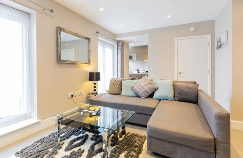 Hoddesdon Apartment | Deluxe-2 bedroom Apartment City View Private Bath