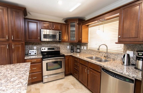 Dania Beach House | Deluxe 5BR & 3BA Home near Beach & Casino Heat Pool