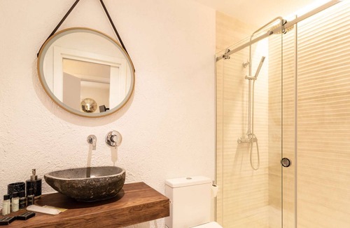 Alameda Apartment | Deluxe Apartment with Outside Patio View