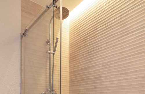 Alameda Apartment | Deluxe Apartment with Outside Patio View