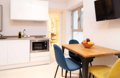 Alameda Apartment | Deluxe Apartment with Outside Patio View