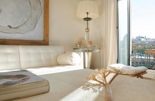 Gros Apartment | Deluxe Apt-Views to historic Maria Cristina Hotel