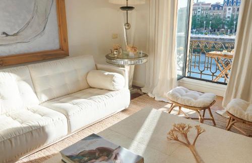 Gros Apartment | Deluxe Apt-Views to historic Maria Cristina Hotel