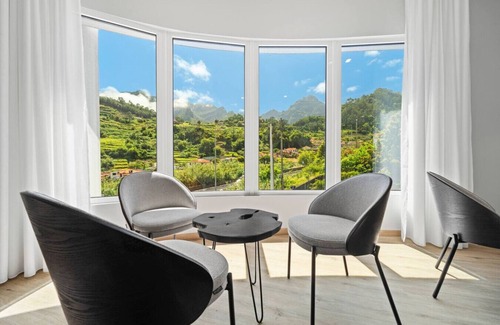 Sao Vicente House | Deluxe Double Room with Balcony Q4