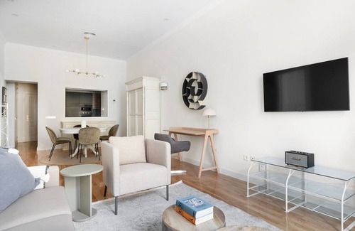 Huertas Apartment | Deluxe Huertas-Cortes 2BR, 3 blocks from Puerta del Sol, by Blueground, by Blueground