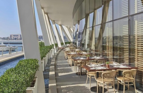 Abu Dhabi Apartment | Deluxe King Room Near Zayed Heritage Center