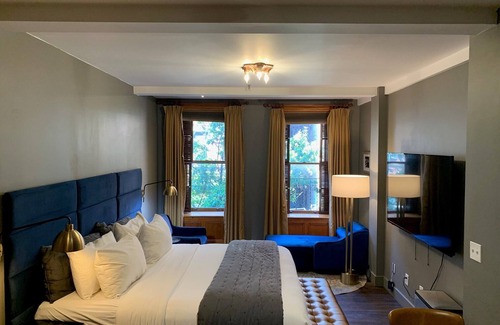 Chinatown House | Deluxe Large King Room