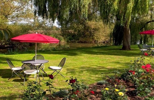 Oxford Apartment | Deluxe Lodge with River view and Garden at Cherbridge Lodges – Riverside lodges