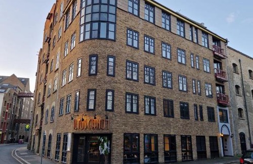 Wapping Apartment | Deluxe penthouse riverside view 2 bedroom flat with lift - old industrial factory warehouse