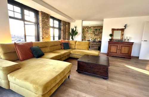 Wapping Apartment | Deluxe penthouse riverside view 2 bedroom flat with lift - old industrial factory warehouse