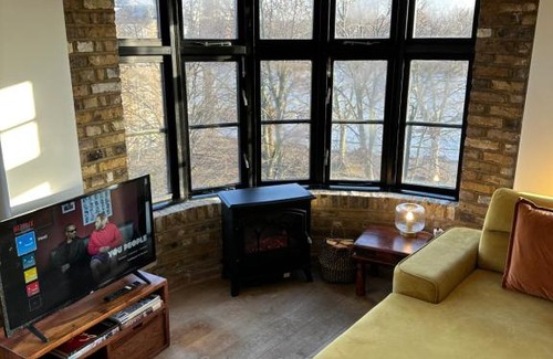 Wapping Apartment | Deluxe penthouse riverside view 2 bedroom flat with lift - old industrial factory warehouse