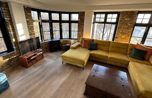 Wapping Apartment | Deluxe penthouse riverside view 2 bedroom flat with lift - old industrial factory warehouse