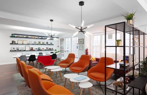 Westminster Apartment | Deluxe Room 10 - Louise House Summer Youth Accommodation