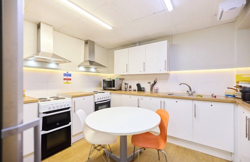 Westminster Apartment | Deluxe Room 12 - Louise House Summer Youth Accommodation