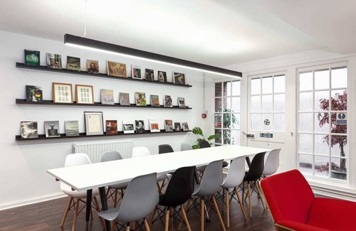 Westminster Apartment | Deluxe Room 12 - Louise House Summer Youth Accommodation