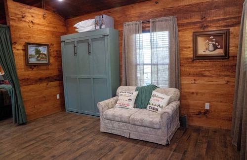 Broussard Cabin | Deluxe Rustic Tiny Cabin