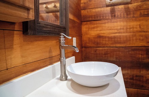 Broussard Cabin | Deluxe Rustic Tiny Cabin