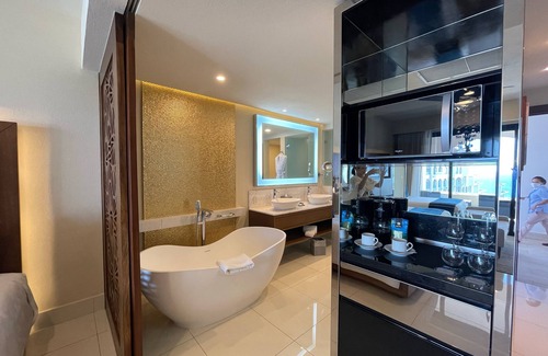 Chula Vista Resort | Deluxe Studio @ Villa la Valencia Beatiful Beach Front Condo with full service