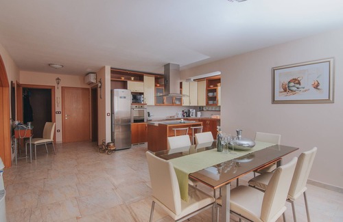 Novalja Apartment | Deluxe Three-Bedroom Apartment with Pool next to the Sea