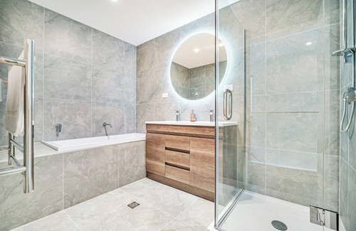Flat Bush House | Deluxe Three-Bedroom House with Barry Park view Unit 31