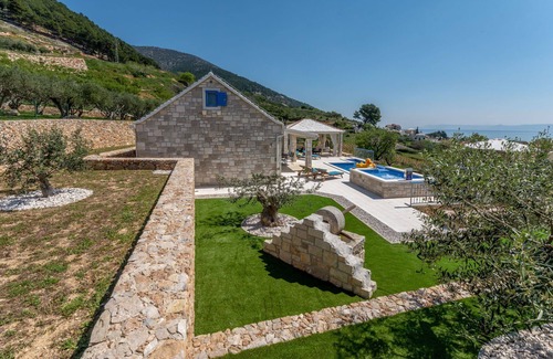 Bol Villa | Deluxe Villa Purple Rain with Swimming Pool