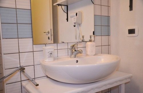 Lerici House | Demivie Guesthouse