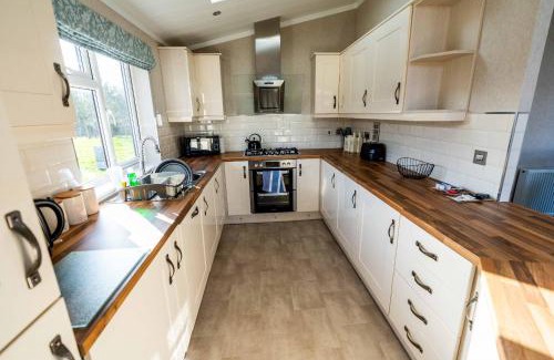 Malton House | Deneb Lodge with Hot Tub