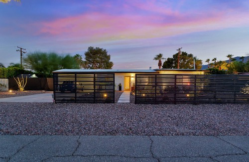 Sunrise Vista Chino House | Desert House-A Relaxing Mid-Century Oasis