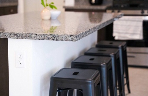 Skyborne House | Desert Lily - New Build, Mountain Views, Pool/Spa