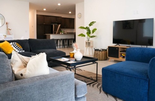 Skyborne House | Desert Lily - New Build, Mountain Views, Pool/Spa