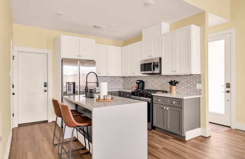 North Houston House | Desert Oasis - 30 Min to Midtown, Galleria, & NRG