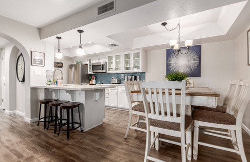 North Mountain Condo | Desert retreat, 3 pools, free parking, PAC MAN, Sleeps 8, Pickleball, Internet