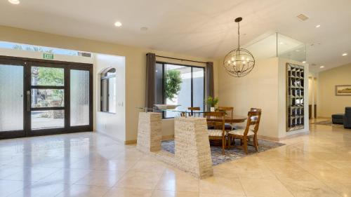 Mary Katherine Estates House | Desert Splash by AvantStay Pool Hot Tub Firepit