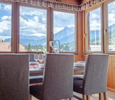 Tarvisio Apartment | Design alpino in centro con balcone e parcheggio