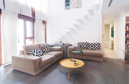 Alicante City Centre Apartment | Design and luminous duplex in the old town