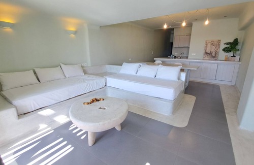 Paradise Apartment | Design Apartment 17- Sea View, Shared Infinity Pool, Gym, Pool Bar, 4'from beach