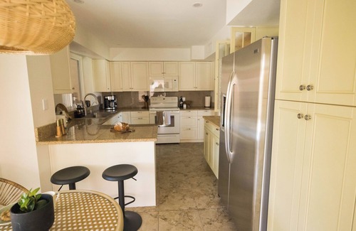 Park Center Place House | Design-Forward Gem, Heated Pool + Hot Tub, King Bed, Superhost, Flexible