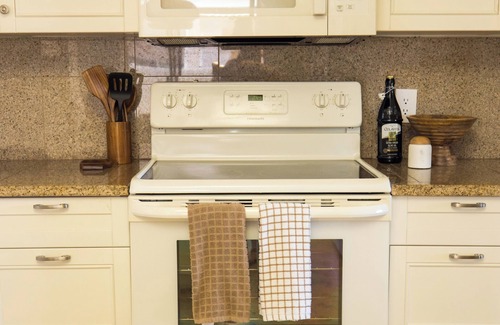 Park Center Place House | Design-Forward Gem, Heated Pool + Hot Tub, King Bed, Superhost, Flexible
