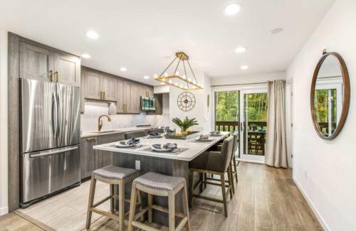 Aspen House | Designer 2 BR on River with Pool - Walk to Town!