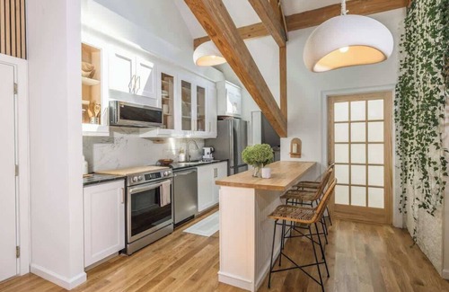 Fairfield Apartment | Designer 3BR Treehouse w/Soaking Tub & Skylights