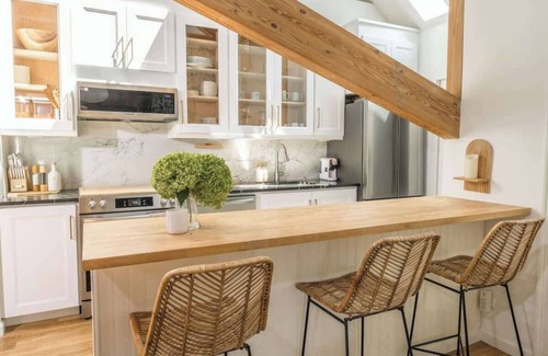 Fairfield Apartment | Designer 3BR Treehouse w/Soaking Tub & Skylights
