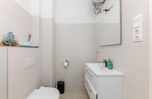 Pusztavacs Apartment | Designer Boho Loft 2BA 2BR AC Balcony
