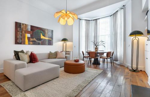 Redcliffe Apartment | Designer Chelsea Apartment up to 6 guests