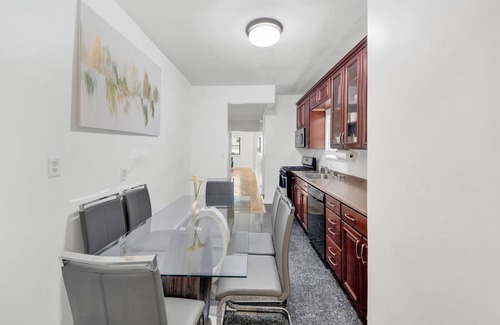 Southeast Yonkers House | Designer Home 3BR Retreat mins to NYC