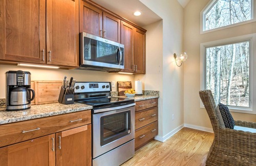 Pedlars Edge Cottage | Designer Home w/ Fire Pit ~ 70 Steps to Slopes!