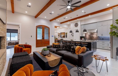 Austin House | Designer Interiors, Private Pool & Prime Location - Perfect Getaway Near Austin