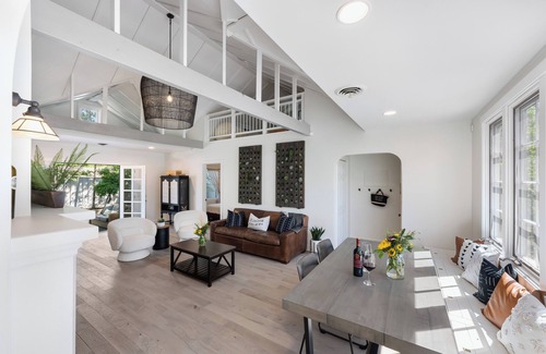 St. Helena House | Designer Saint Helena Home! Easy Walk to Downtown!