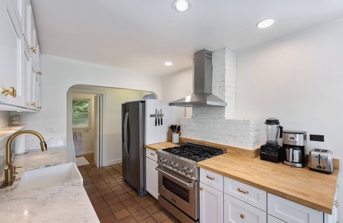 St. Helena House | Designer Saint Helena Home! Easy Walk to Downtown!