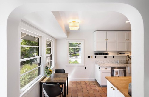 St. Helena House | Designer Saint Helena Home! Easy Walk to Downtown!